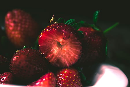 closeup photo of pile of strawberries thumbnail