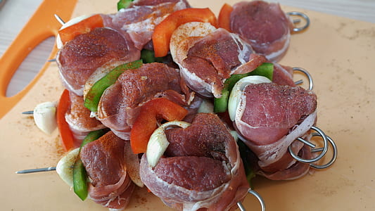sliced meats with vegetables thumbnail