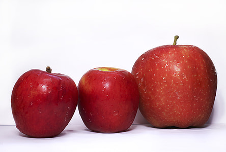 three red apples thumbnail