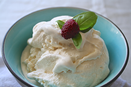 ice cream with strawberry thumbnail