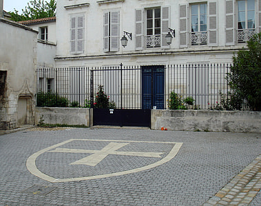 Cour de la Commanderie in La Rochelle, France thumbnail
