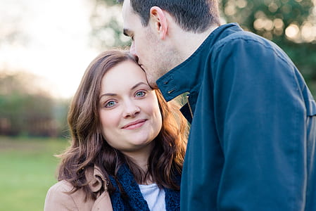 man kissing woman in forehead thumbnail