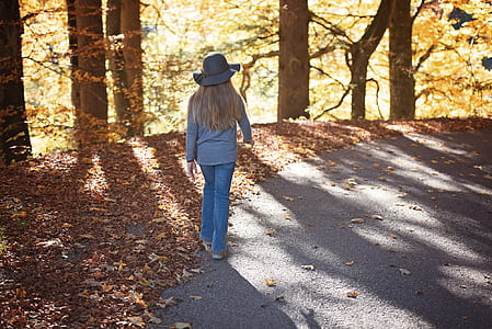 girl wearing gray long-sleeved shirt thumbnail