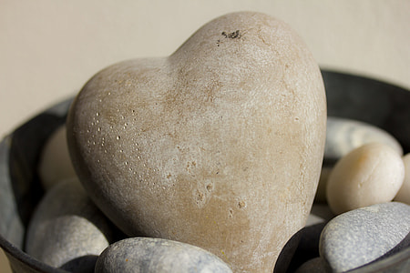 shallow focus of gray heart stone thumbnail