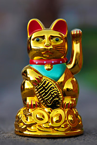 shallow focus photography of Maneki Neko thumbnail