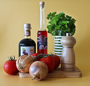 onions and tomatoes on chopping board thumbnail