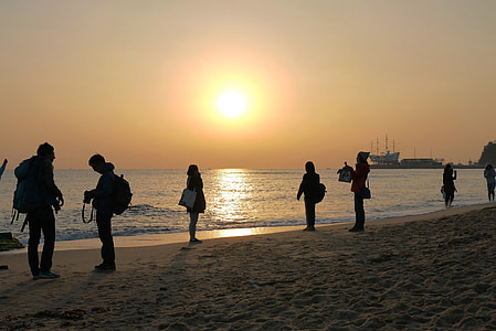 people on seashore thumbnail