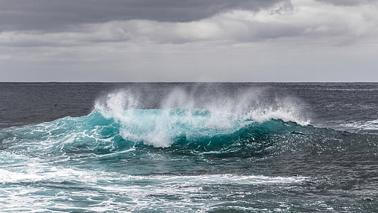 Cresting Waves in the ocean thumbnail