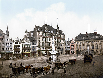 horse carriages in front of buildings thumbnail