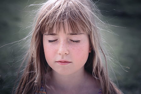 closed eyes girl in selective foduc photography thumbnail