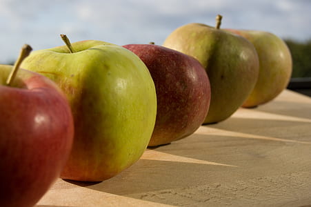 several apple fruits thumbnail