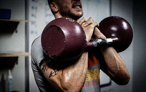 man lifting kettle bells thumbnail