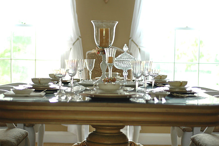 clear glass formal table setting thumbnail