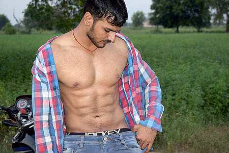 man looking at his abdomen thumbnail
