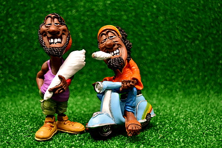 two rasta men using tobacco figurines thumbnail
