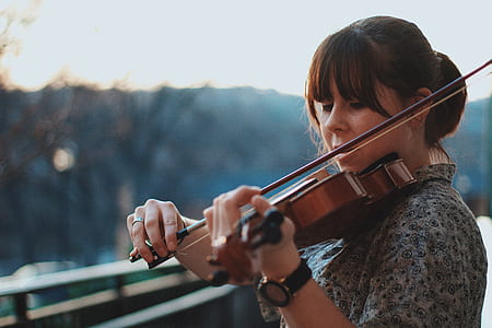 woman playing violin thumbnail