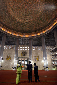 President Barack Obama and Michelle Obama visit Istiqlal thumbnail