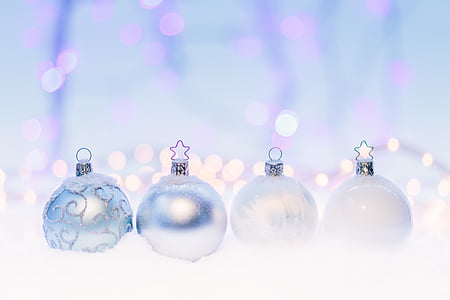 shallow focus photography of bauble thumbnail