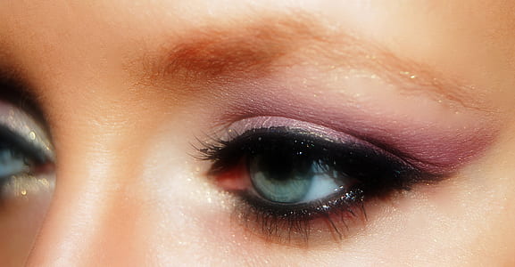 woman's green eyes thumbnail