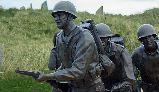 three soldier statues thumbnail