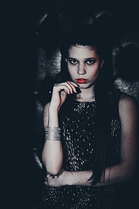 woman wearing black boat-neck sleeveless top thumbnail