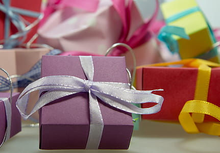 square purple and red boxes thumbnail