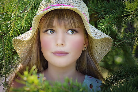 woman wearing brown sun hat photo thumbnail