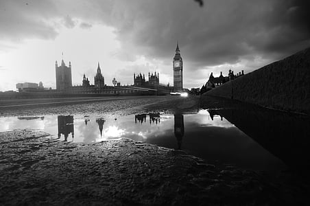 grayscale photography of Big Ben, London thumbnail
