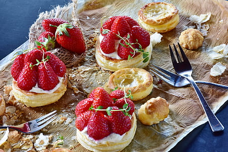 straweberries on doughnuts thumbnail
