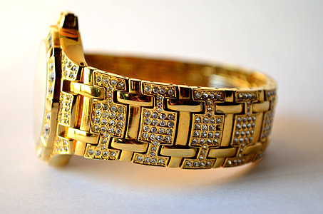 round gold watch thumbnail