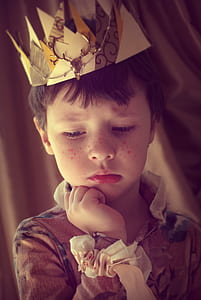 boy wearing paper crown thumbnail
