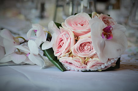 vignette photography of pink rose bouquet thumbnail