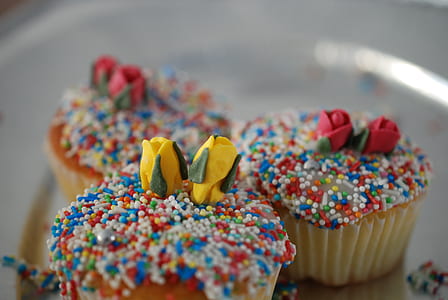 three baked cupcakes thumbnail