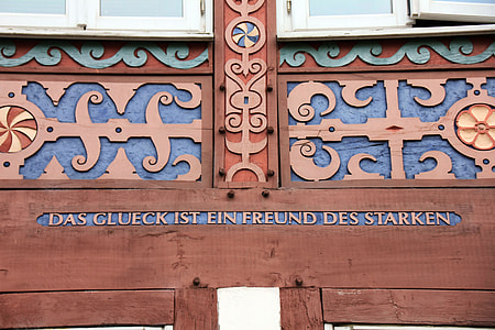 Das Glueck Ist Ein Freund Des Starken facade thumbnail