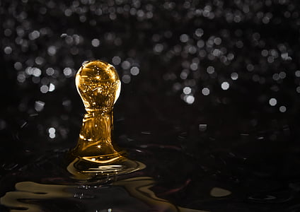 tilt shift lens photography of water drop thumbnail
