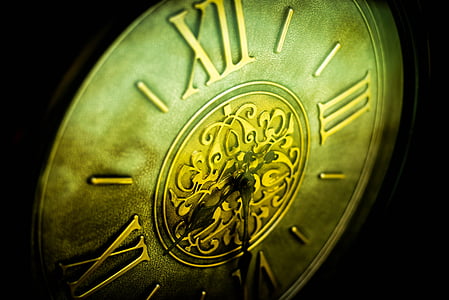 round black and white wooden clock thumbnail