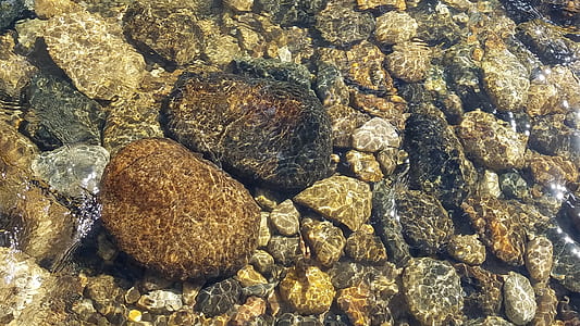 rock lot under water thumbnail
