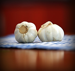 selective focus photography of two Garlic thumbnail
