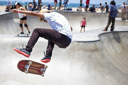 man flipping skateboard thumbnail