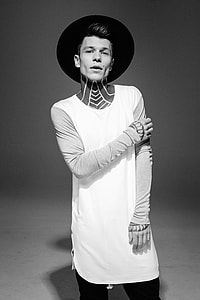 man wearing black hat and long-sleeved shirt thumbnail