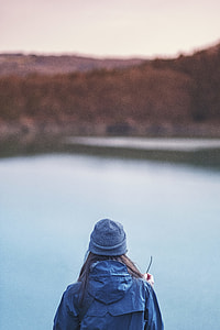 shallow focus photography of woman sitting on cliff thumbnail