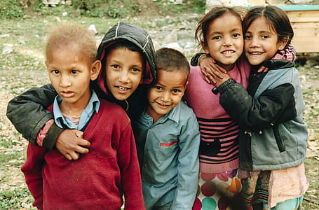 children holding together thumbnail