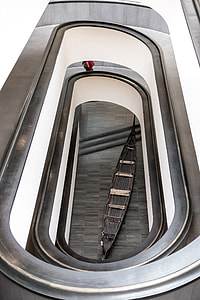 Oval staircaise thumbnail