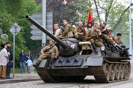 Soldiers sitting on the tank thumbnail