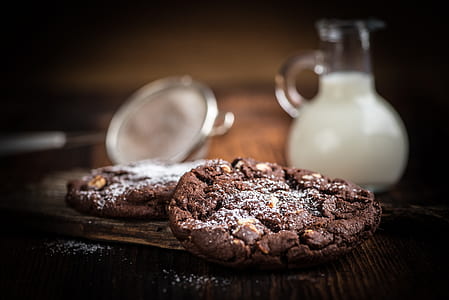 selective focus of crinkles and milk thumbnail