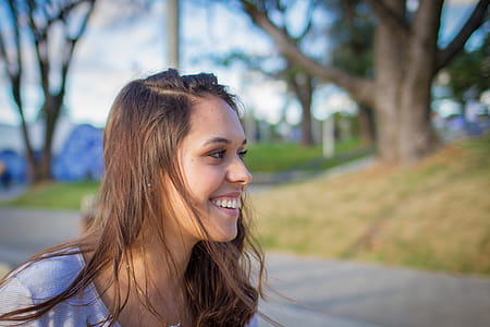 Close-up Photography of Woman Wearing Gray Scoop-neck T-shirt thumbnail