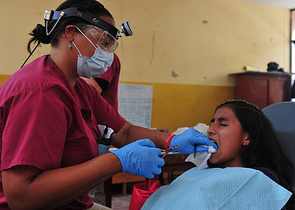woman cleans the teeth of a girl thumbnail