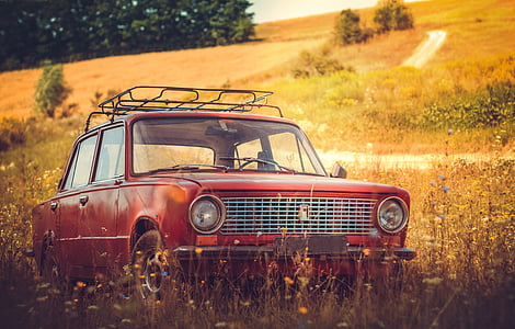 photo of red Tofas Murat 124 on field during daytime thumbnail