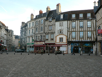Charles-de-Gaulle place and its medieval heritage in Poitiers, France thumbnail