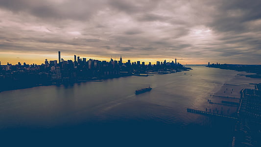 silhouette of city buildings thumbnail